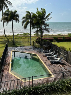 ABSOLUTE BEACHFRONT BLISS - NEWELL BEACH - 10 Metres to the Ocean